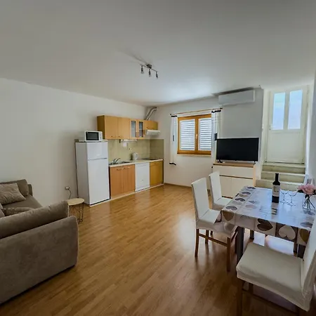 Marin Tomas Apartment